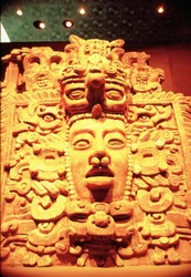 Dettaglio di una parete del tempio con la testa di un dio del sole